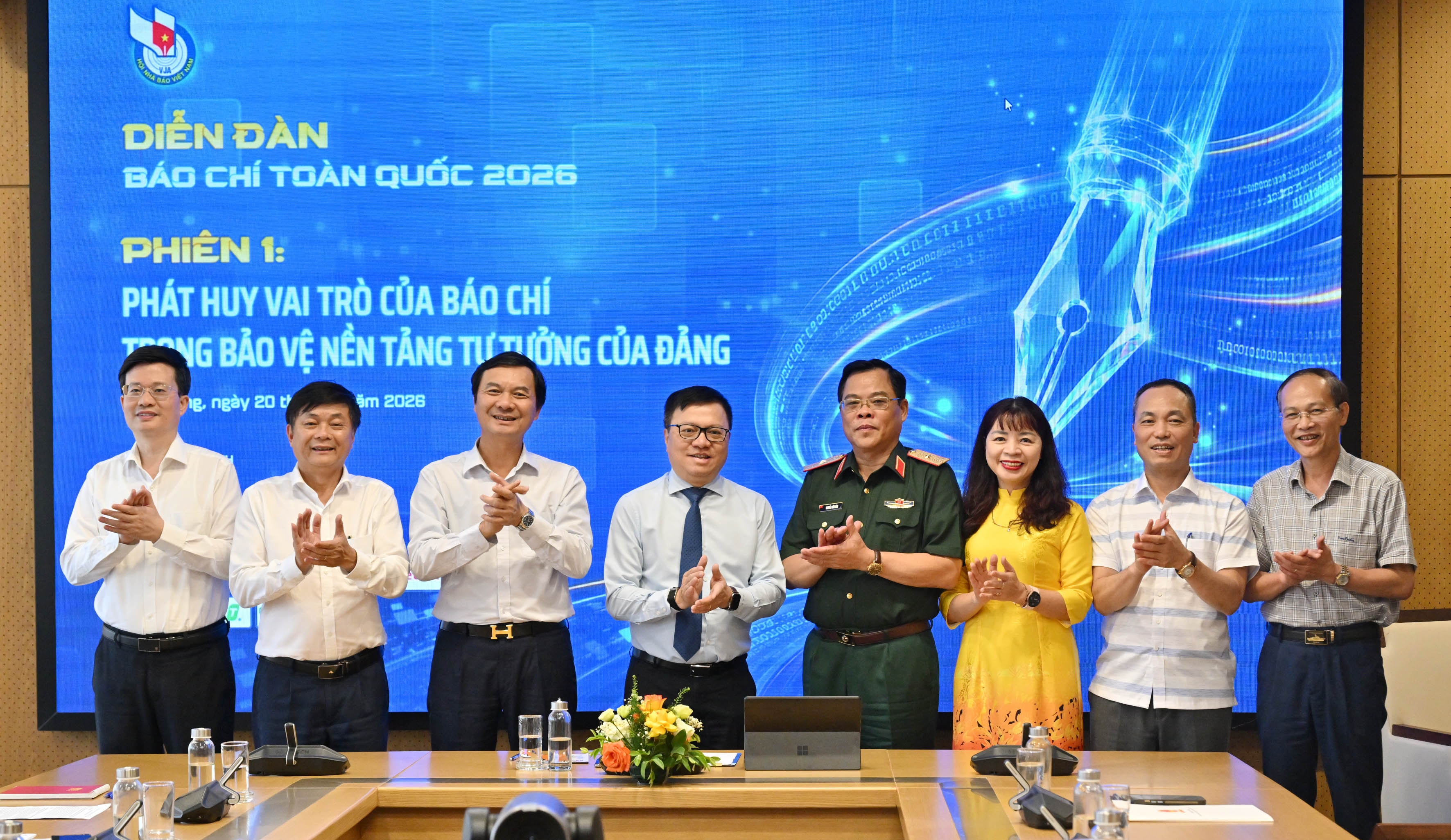 Tổng biên tập Báo Nhân dân Lê Quốc Minh và các đại biểu tại phiên 1VQK_4947