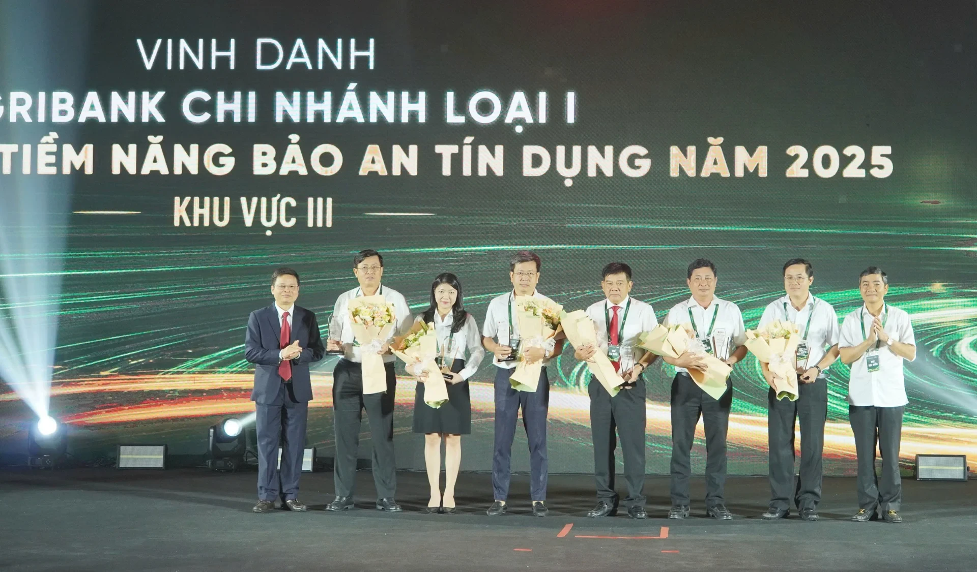 vinh-danh-1-1858.webp
