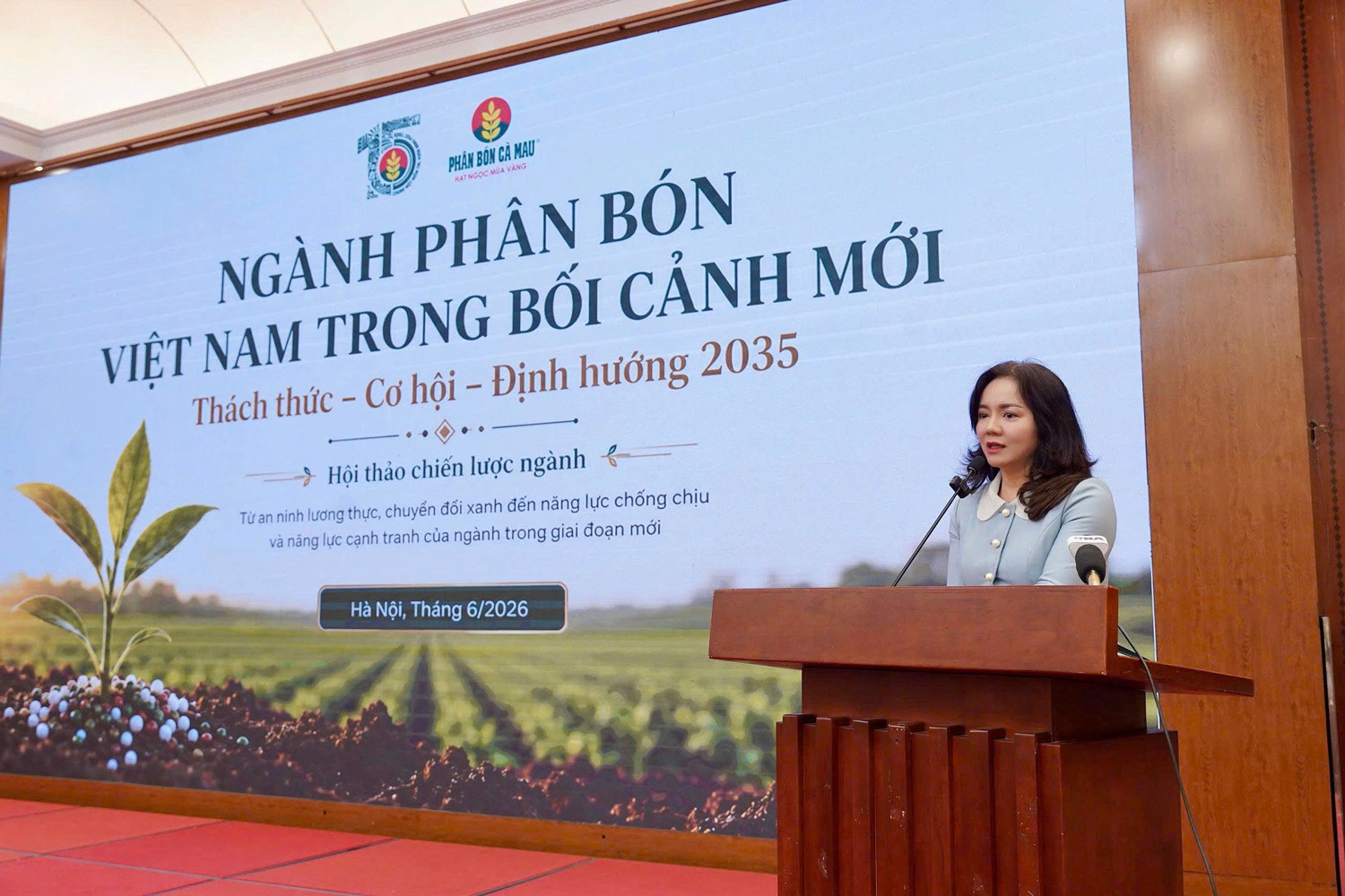 ba-nguyen-thi-hien-trinh-bay-tham-luan (1)