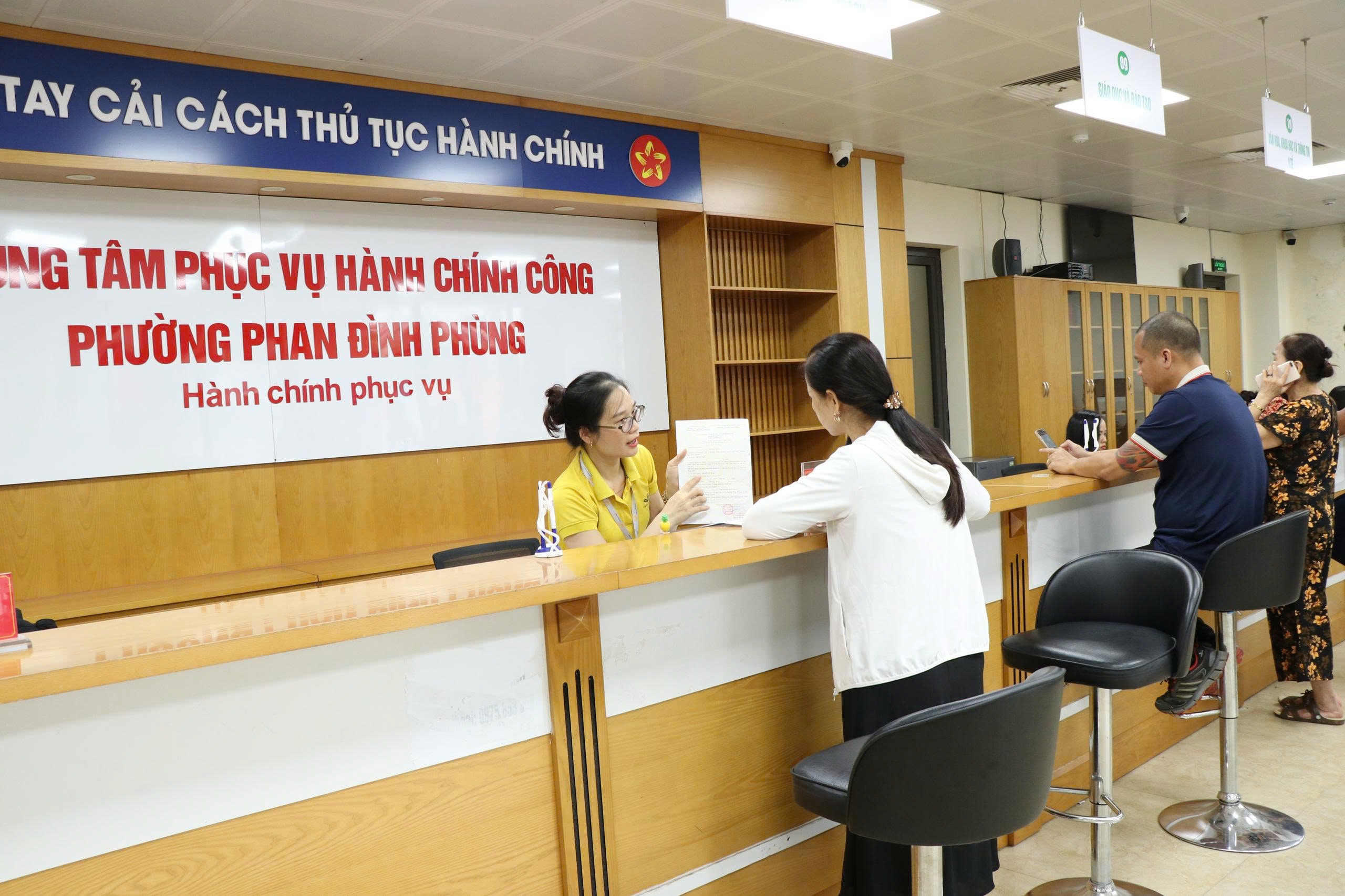 Bài 3. Ảnh 1. Cán bộ làm việc tại Trung tâm Phục vụ hành chính công phường Phan Đình Phùng luôn niềm nở ân cần phục vụ công dân