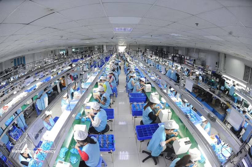 Electronics production line at Suntech Company in Thanh Van industrial cluster, Bac Ninh province. (Photo: VNA)