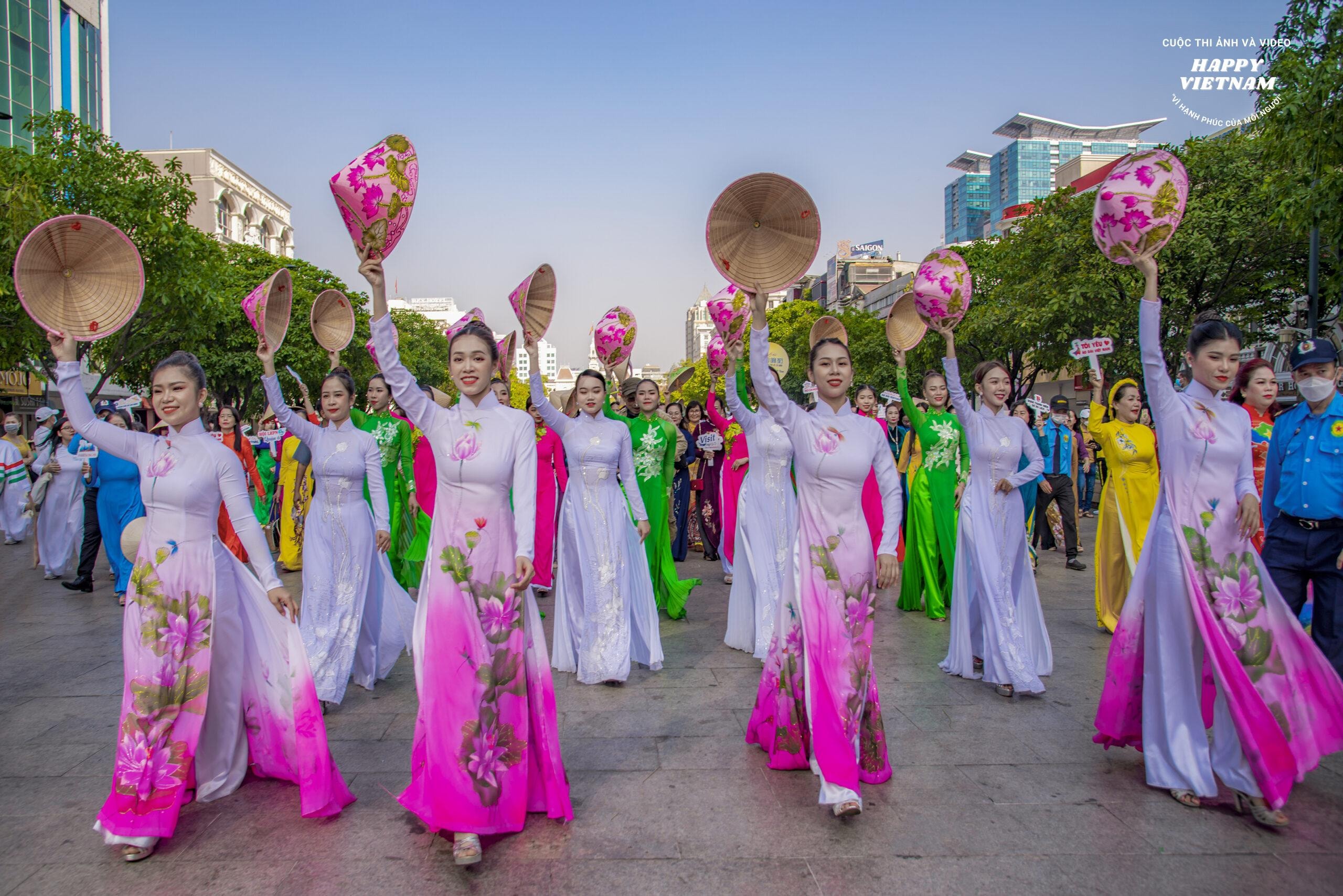 happy.vietnam.vn-wp-content-uploads-2023-09-_26-le-hoi-ao-dai-tp.-hcm-2023-scaled.jpg