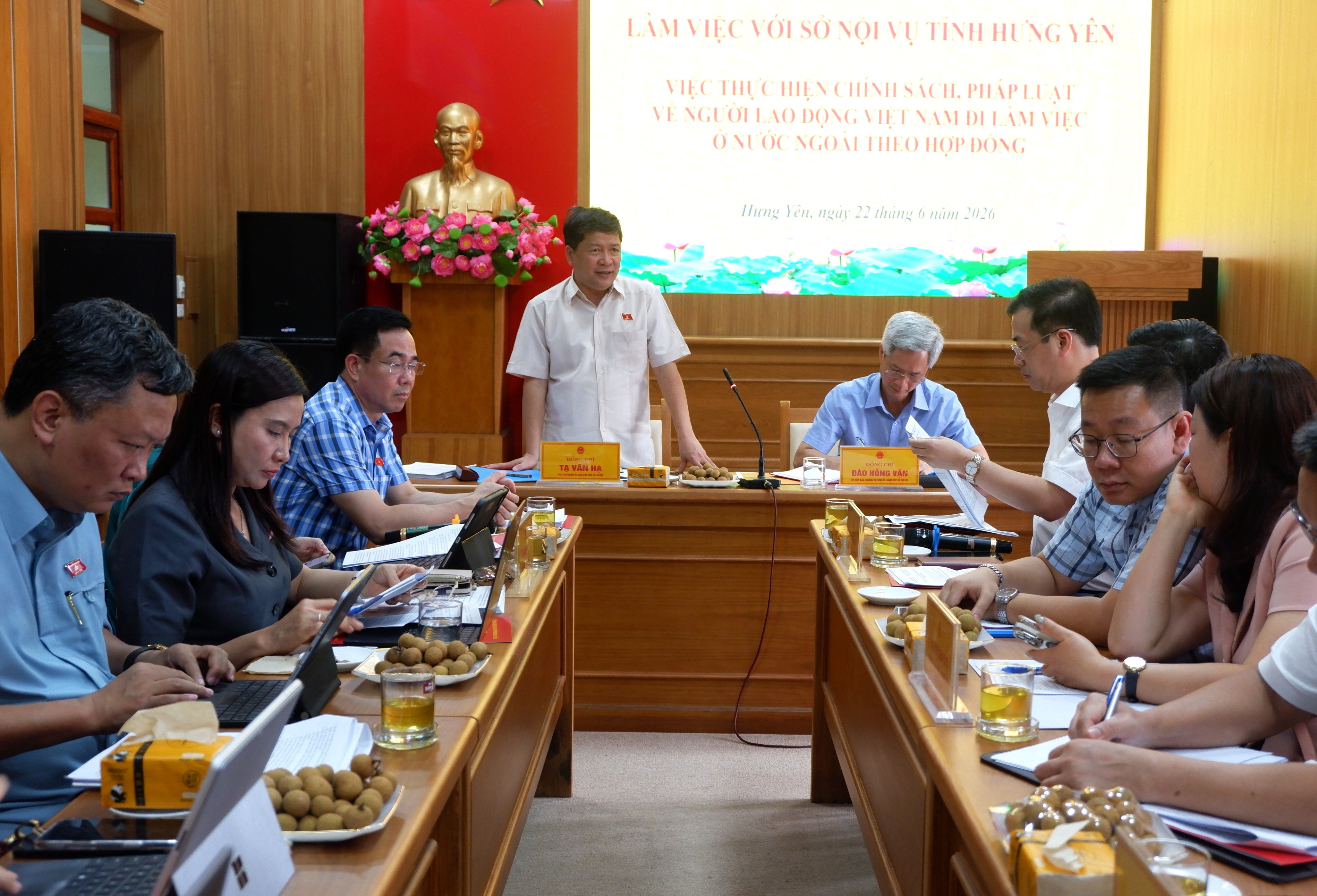 Phó Chủ nhiệm Ủy ban Văn hóa và Xã hội Tạ Văn Hạ - Trưởng đoàn khảo phát biểu tại cuộc làm việc