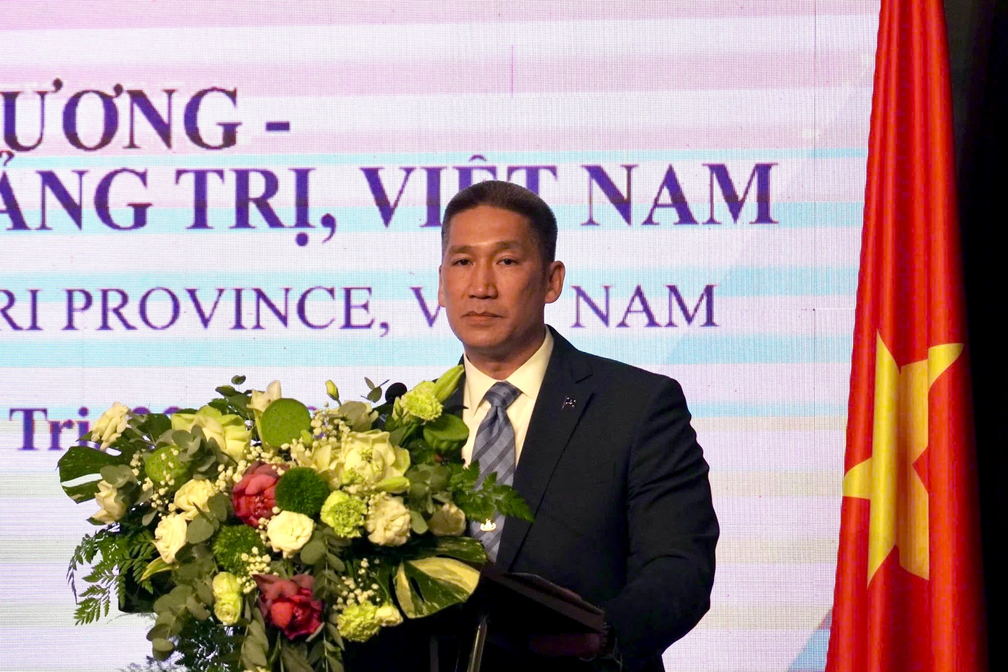 Quyền Bộ trưởng Hải quân Hoa Kỳ Hùng Cao phát biểu tại chương trình