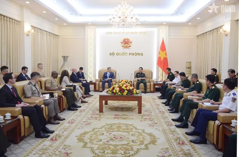 Deputy Prime Minister and Minister of National Defence General Phan Van Giang hosts a reception in Hanoi on June 22 for Acting US Secretary of the Navy Hung Cao. (Photo; qdnd.vn)