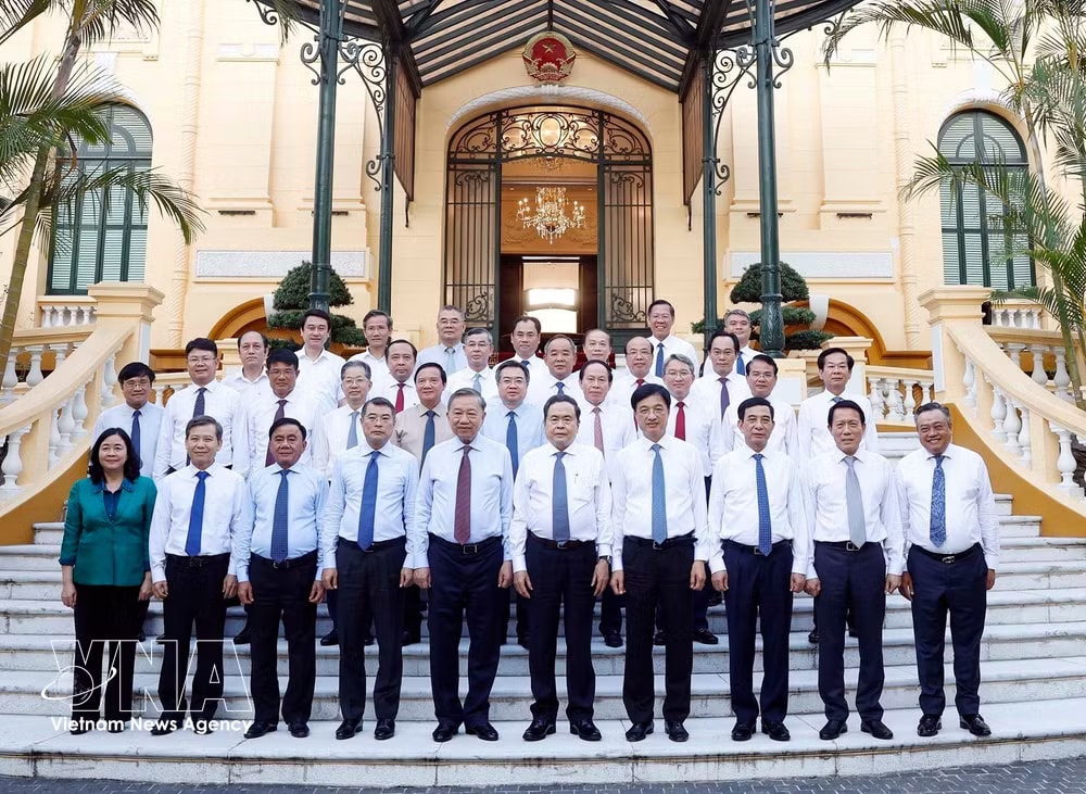 Party General Secretary and State President To Lam in a group photo with participants of the first meeting of the central steering committee for institutional perfection and law enforcement in Hanoi on June 22, 2026. (Photo: VNA) vnanet-june22-tl2.jpg