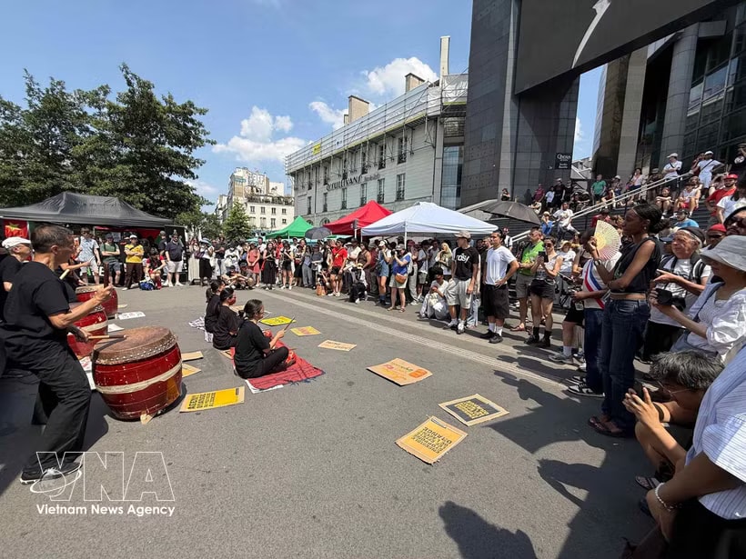 Hundreds of people join the protest at the Place de la Bastille in support of AO victims and those of chlordecone pesticide contamination. (Photo: VNA)