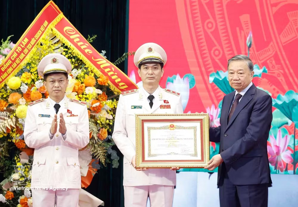 Party General Secretary and State President To Lam presents the Hero of the People's Armed Forces title to the People's Security Academy. (Photo: VNA) vnanet-potal-tong-bi-thu-chu-tich-nuoc-to-lam-du-le-ky-niem-80-ngay-truyen-thong-hoc-vien-an-ninh-nhan-dan-8840651.jpg