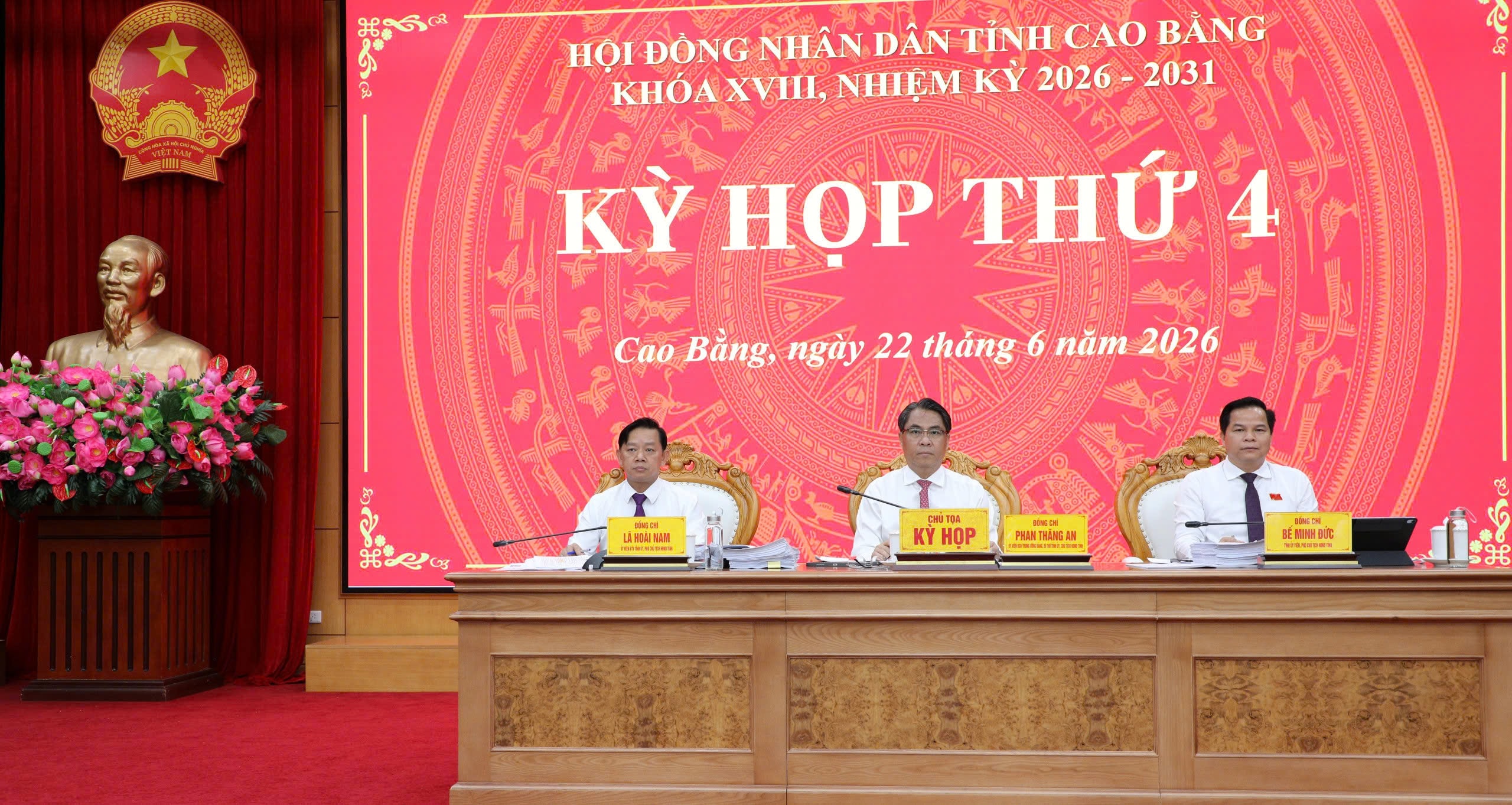 Chủ tọa điều hành kỳ họp