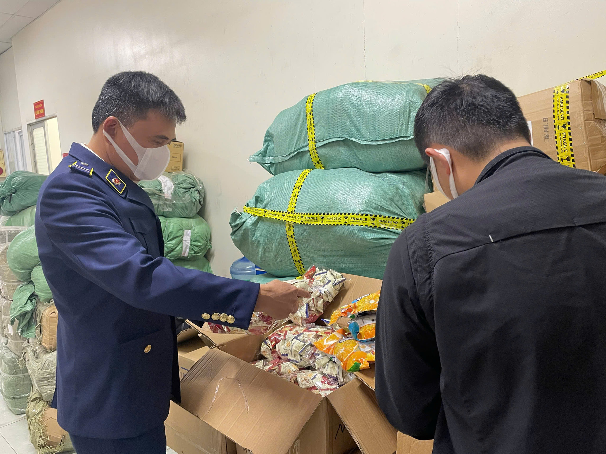 Đội Quản lý thị trường số 15 phát hiện, tạm giữ thực phẩm nhập lậu và kính mắt có dấu hiệu giả mạo nhãn hiệu tại phường Hoàng Mai, Tp Hà Nội. Ảnh QLTT