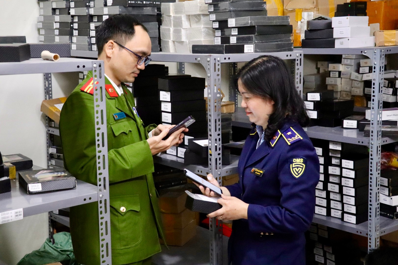 Lực lượng quản lý thị trường và lực lượng công an phối hợp kiểm tra cơ sở kinh doanh trên địa bàn phường Tây Mỗ, Tp Hà Nội. Ảnh QLTT