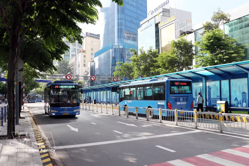 Currently, Ho Chi Minh City operates 2,432 buses, including 1,649 electric and green-energy buses, accounting for 67.8% of the fleet. (Photo: VNA)