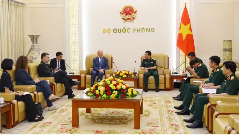 The meeting between Deputy Prime Minister and Minister of National Defence General Phan Van Giang and Canadian Ambassador to Vietnam James Nickel in Hanoi on June 23 (Photo: nhandan.vn)