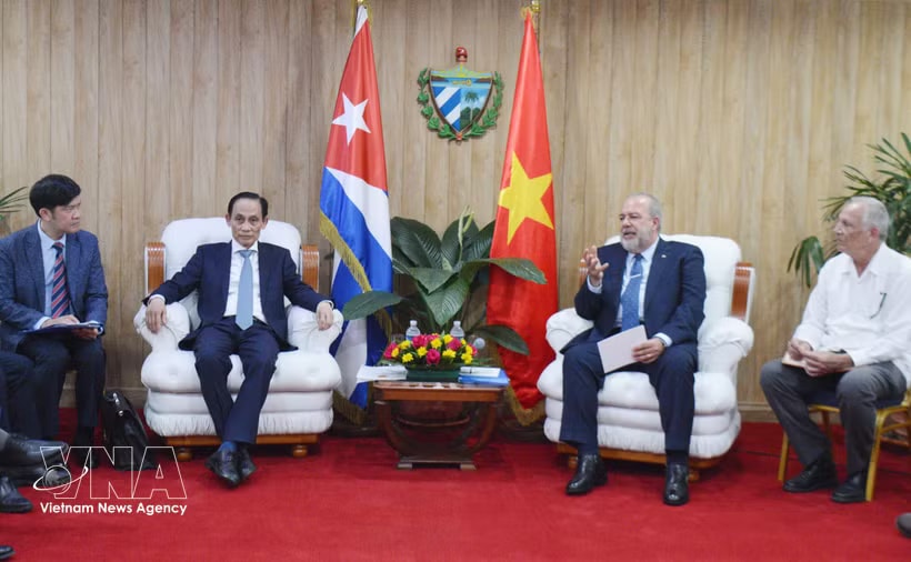At the meeting between Politburo member and Minister of Foreign Affairs Le Hoai Trung (L) - Special Envoy of General Secretary of the Communist Party of Vietnam (CPV) Central Committee and State President To Lam - and Cuban Prime Minister Manuel Marrero Cruz (Photo: VNA)