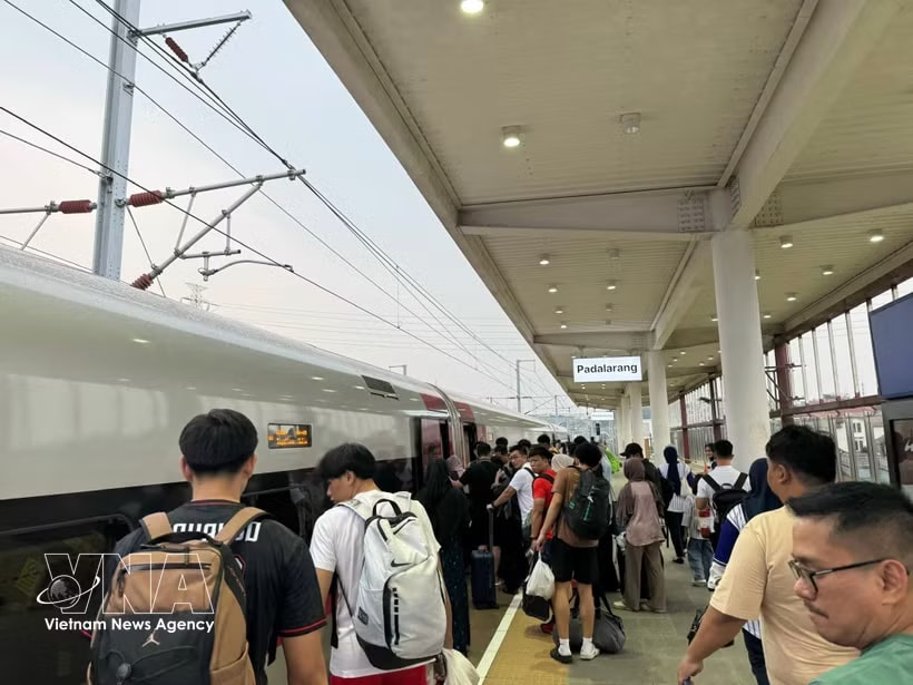 Trains are one of the top choices for Indonesians and tourists alike. (Photo: VNA)