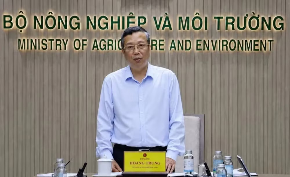 Deputy Minister of Agriculture and Environment Hoang Trung speaks at the meeting on June 22. (Photo: VNA)
