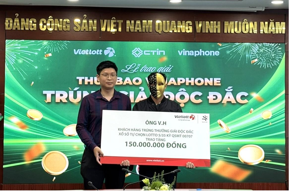 Ông V.H trao tặng 150 triệu cho Quỹ Tâm Tài Việt