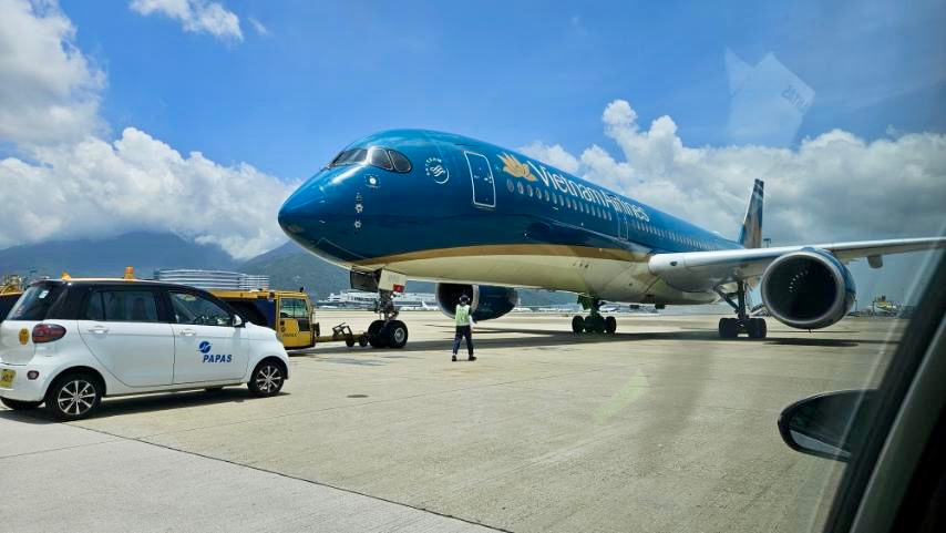 1. Chuyến bay VN524 của Vietnam Airlines hành trình TP.HCM - Thượng Hải đã chuyển hướng hạ cánh xuống sân bay Hong Kong để hỗ trợ y tế khẩn cấp cho một hành khách có vấn đề sức khoẻ