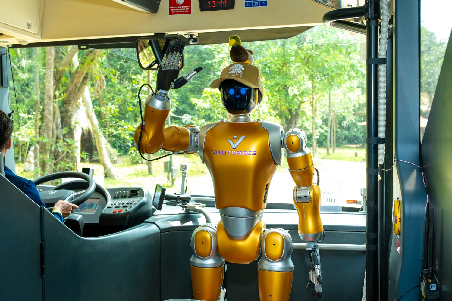 a2_Robot hình người Dyno đang trực tiếp thuyết minh một cách hóm hỉnh về các loài động vật
