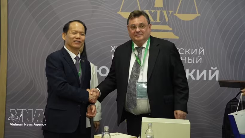 Minister of Justice Hoang Thanh Tung meets with Russian Minister of Justice Konstantin Chuychenko on June 24, 2026. (Photo: VNA)
