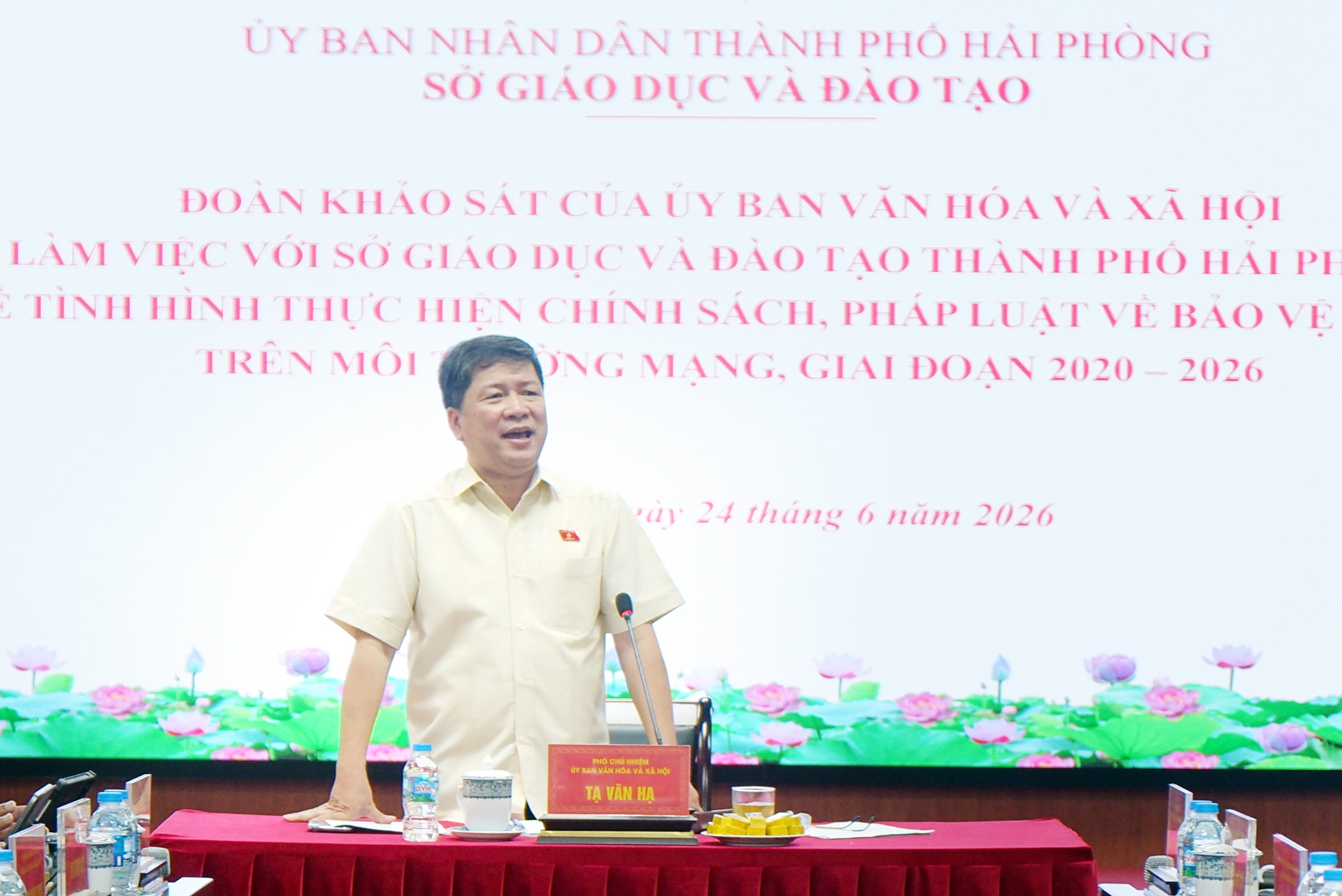 Phó Chủ nhiệm Ủy ban Văn hóa và Xã hội Tạ Văn Hạ phát biểu tại cuộc làm việc với Sở Giáo dục và Đào tạo Hải Phòng