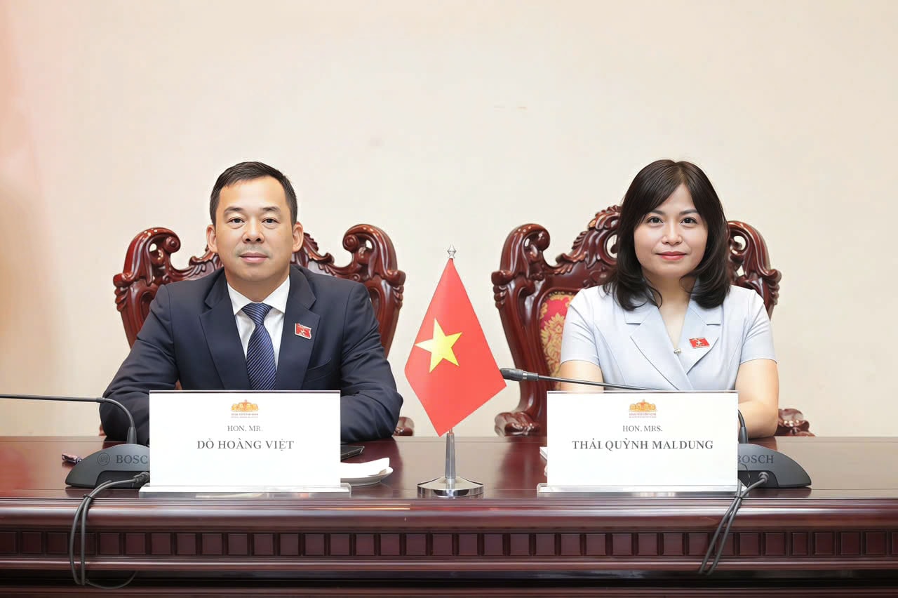 ĐBQH hoạt động chuyên trách tại Ủy ban Văn hóa và Xã hội Đỗ Hoàng Việt và ĐBQH hoạt động chuyên trách tại Ủy ban Quốc phòng, An ninh và Đối ngoại Thái Quỳnh Mai Dung đại diện Đoàn Việt Nam tham dự Hội nghị