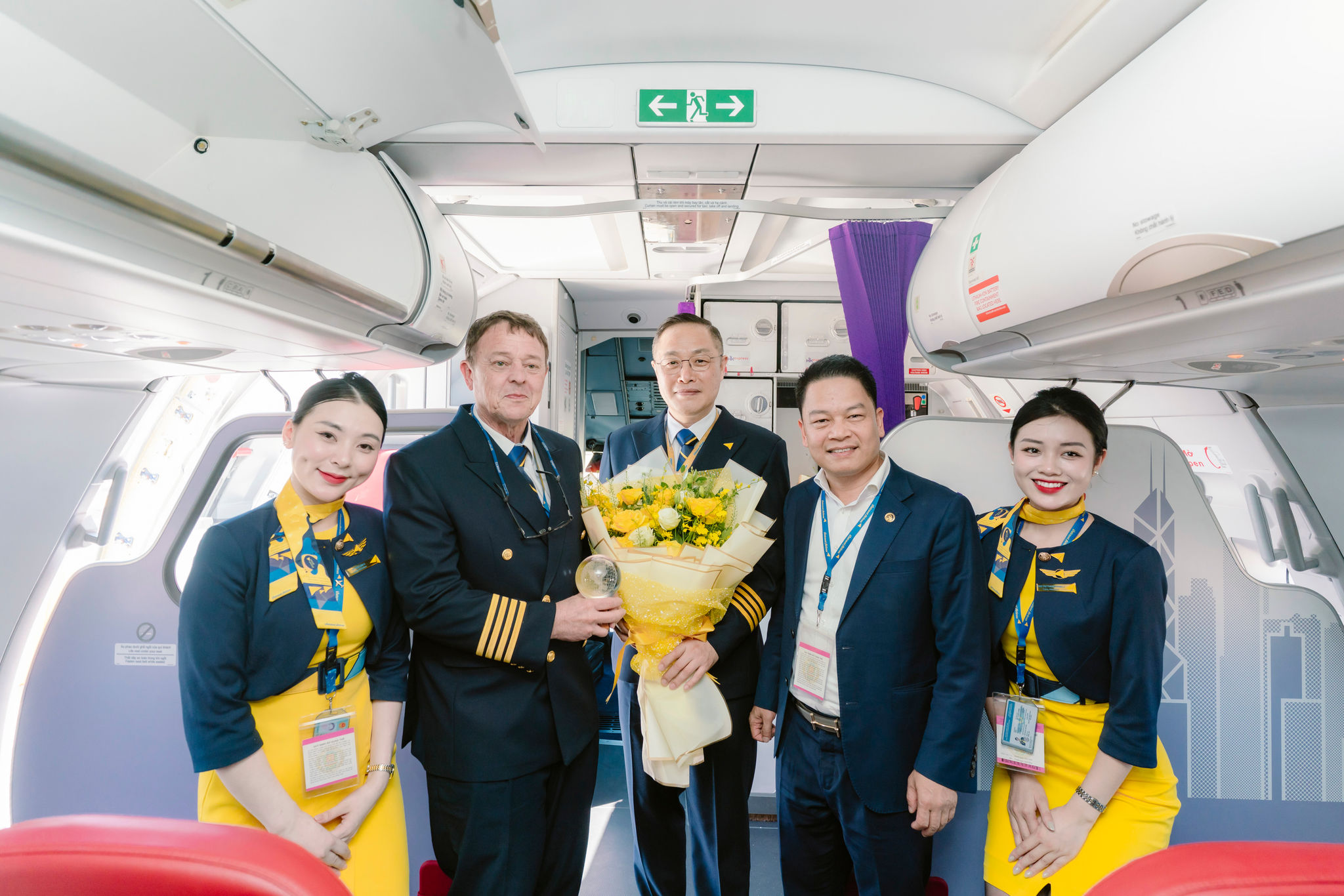 Ông Nguyễn Ngọc Nghị, Phó Tổng Giám đốc T&T Group, Phó Chủ Tịch HĐQT Vietravel Airlines tặng hoa cho tổ bay. Ảnh VT