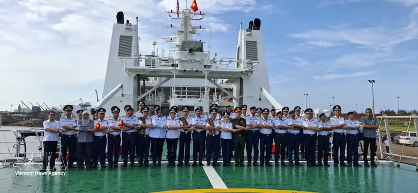Representatives of the Vietnam Coast Guard and the Malaysia Maritime Enforcement Agency (MMEA) in Pahang pose for a photo on the deck of CSB 8005. (Photo: VNA)