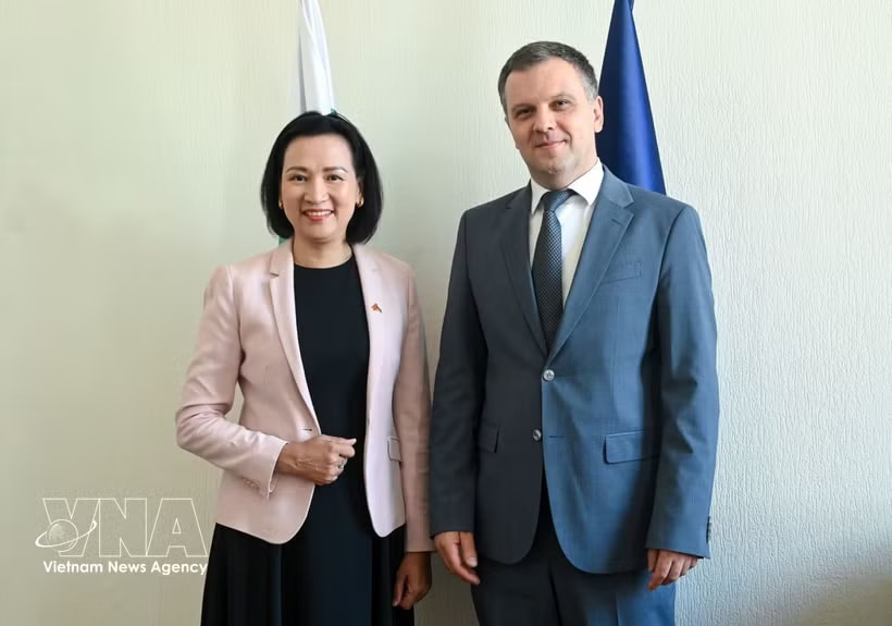 Vietnamese Ambassador to Bulgaria Nguyen Thi Minh Nguyet (L) and Bulgarian Minister of Justice Nikolay Naydenov. (Photo: VNA)
