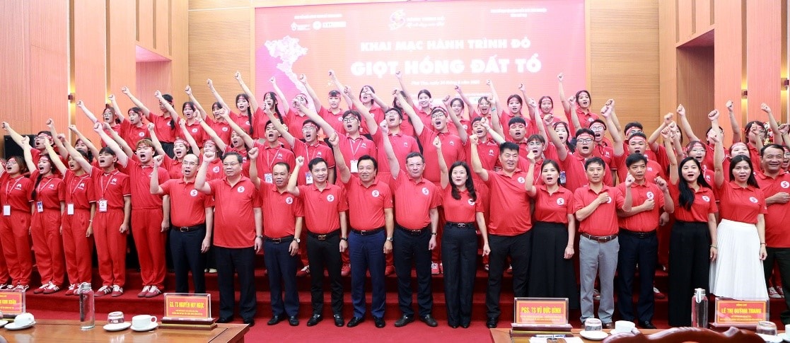 Nhiều người tham gia nghi thức phát động