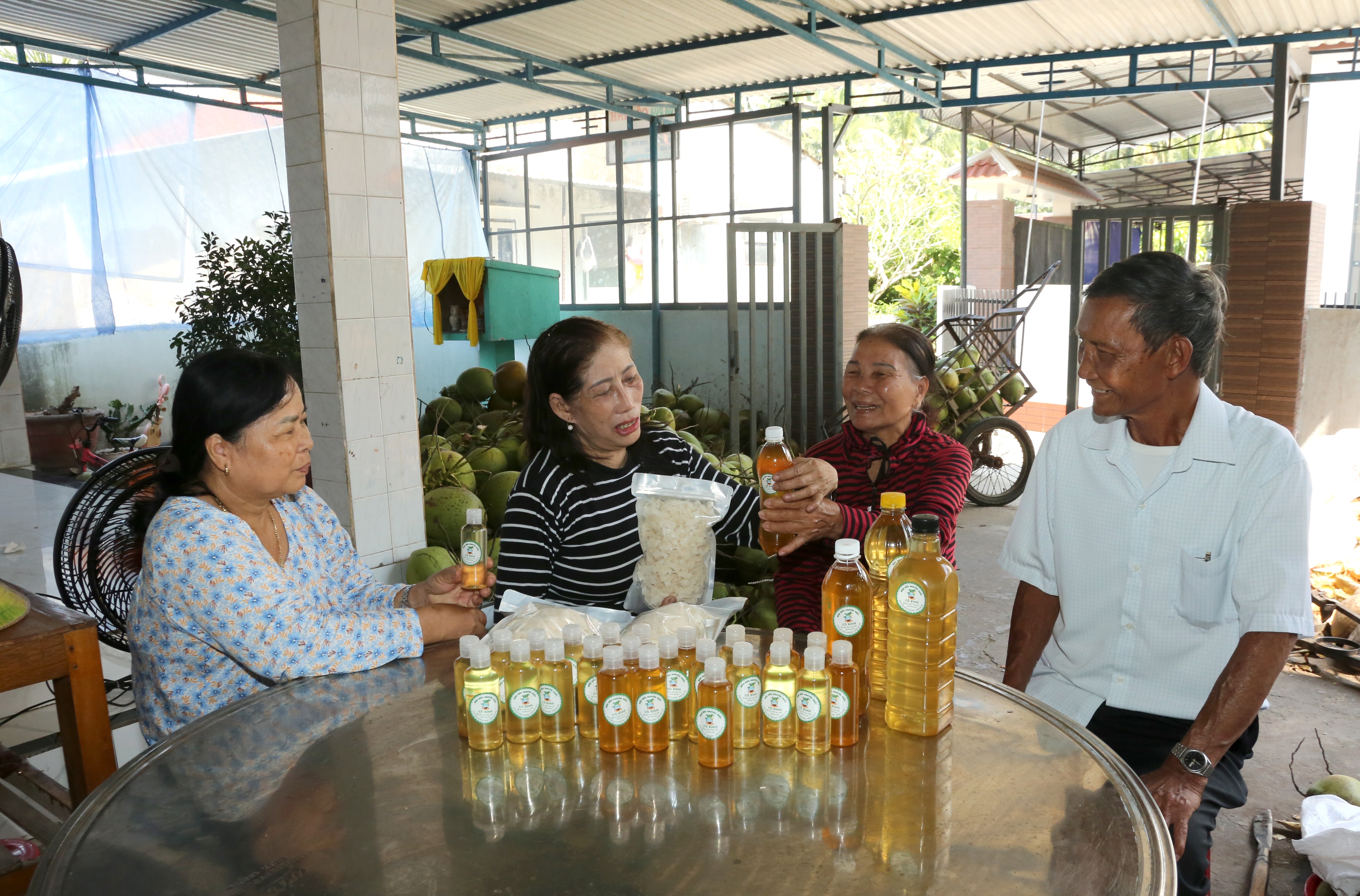 Tổ trưởng Tổ Tiết kiệm và vay vốn Nguyễn Hữ Khoa (bên phải) thăm hỏi hộ vay vốn