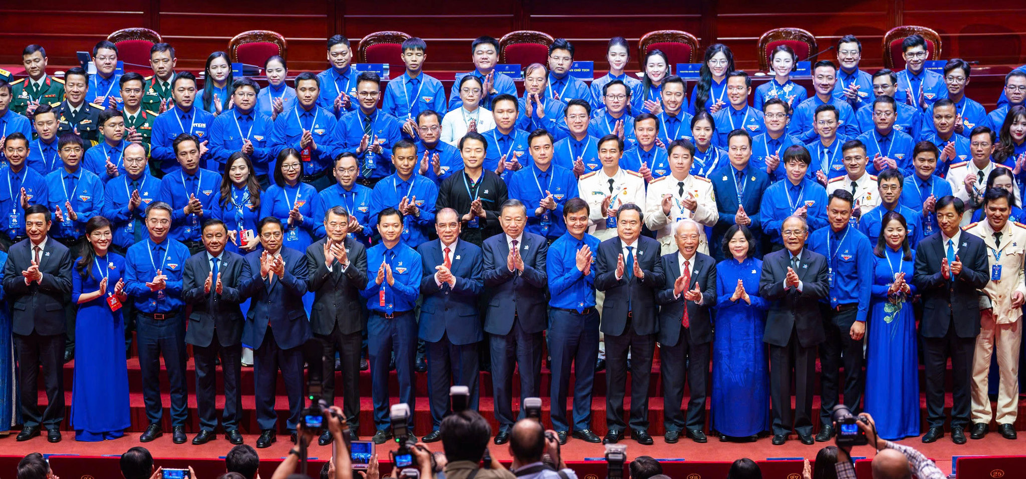 Tổng Bí thư, Chủ tịch nước Tô Lâm và các đại biểu với Ban Chấp hành, Ban Thường vụ, Ban Bí thư Trung ương Đoàn khóa XIII, nhiệm kỳ 2026 – 2031