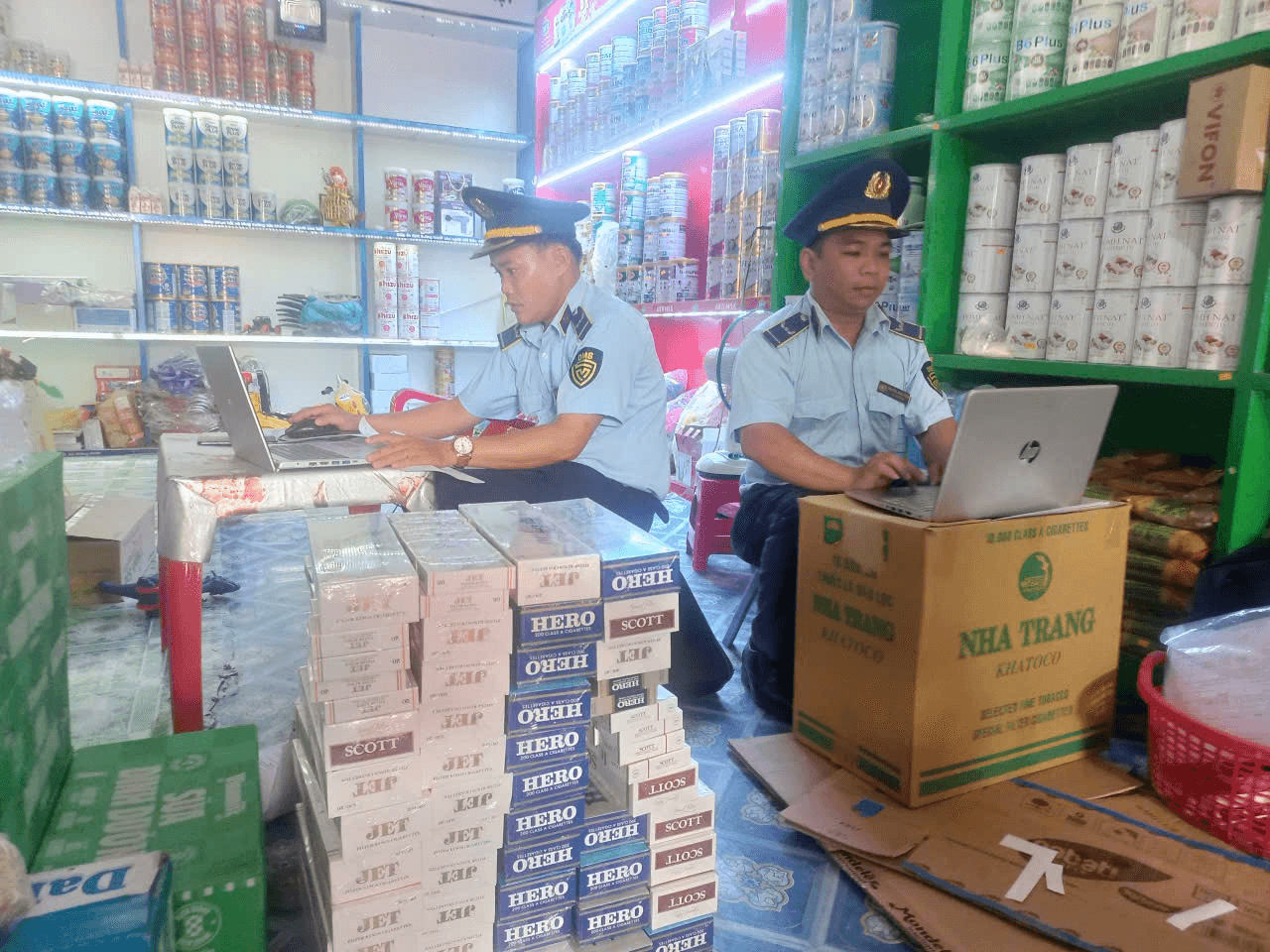 Ảnh 2-Lực lượng quản lý thị trường tăng cường phối hợp kiểm tra ngăn chặn hoạt động tàng trữ, vận chuyển thuốc lá điếu nhập lậu. Ảnh QLTT