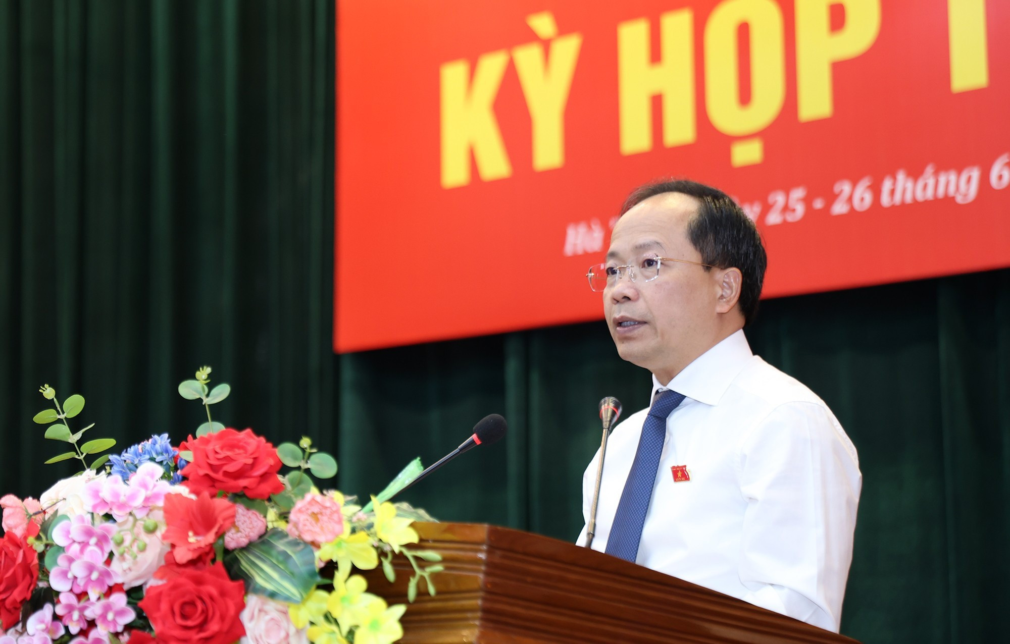 Ủy viên Trung ương Đảng, Bí thư Tỉnh ủy, Trưởng đoàn ĐBQH tỉnh Nguyễn Duy Lâm phát biểu tại kỳ họp. Ảnh: BHT