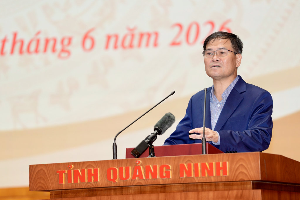 Chủ tịch UBND tỉnh Quảng Ninh Bùi Văn Khắng phát biểu tại hội nghị.