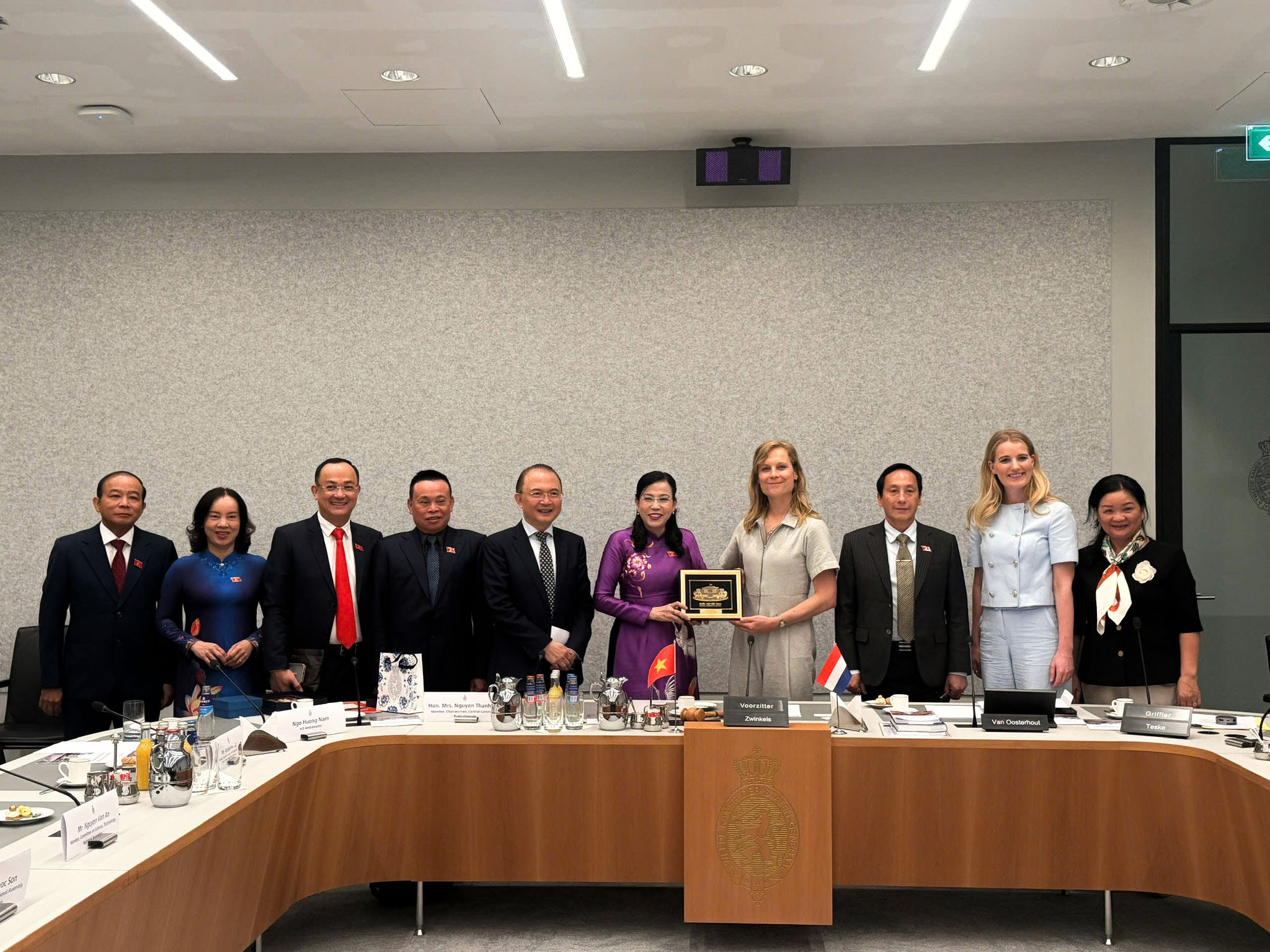 doan-cong-tac-lam-viec-voi-ub-ha-vien-ha-lan(1).jpg