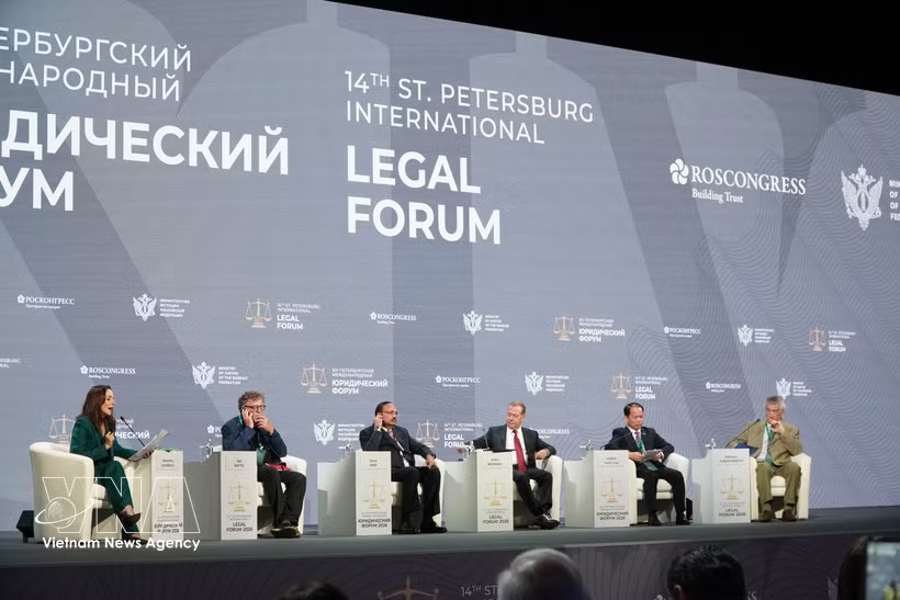 Panellists and keynote speakers at the plenary session of the 14th St. Petersburg International Legal Forum. (Photo: VNA)