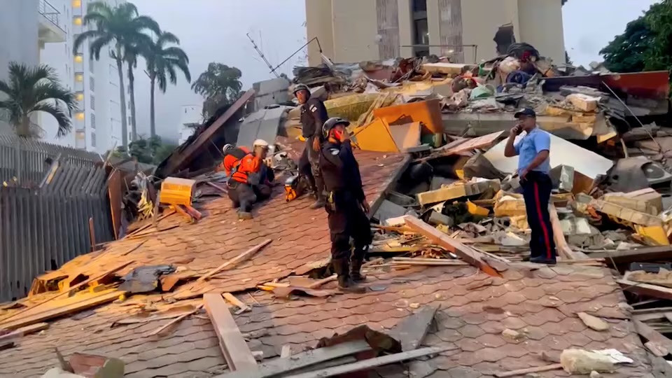 Nhiều công trình bị đổ sập sau vụ động đất. Ảnh: Reuters