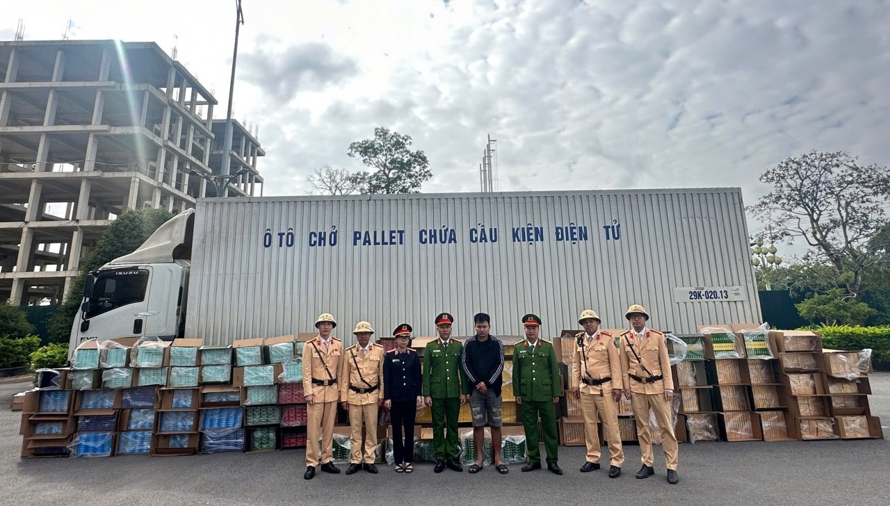 Lái xe cùng tang vật và phương tiện vận chuyển thuốc lá nhập lậu trái phép bị bắt giữ. Ảnh BCA
