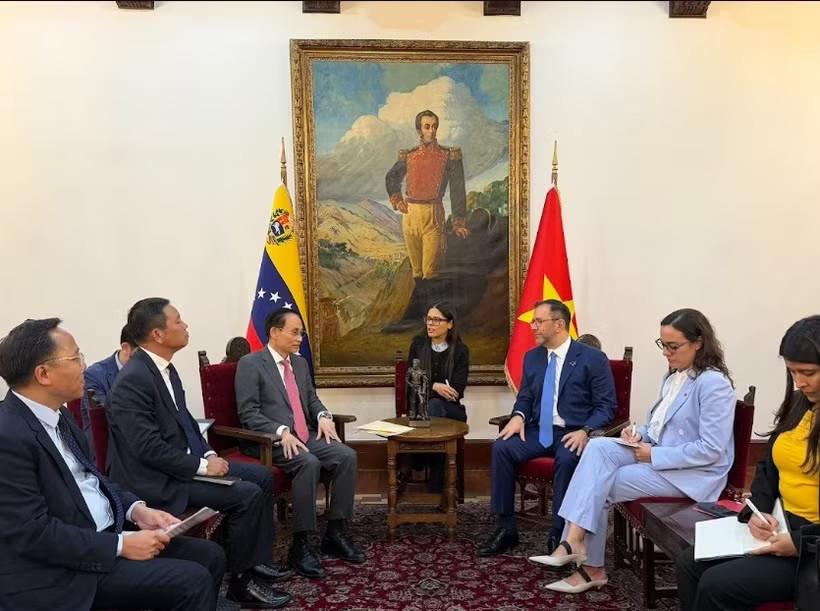 Politburo member and Minister of Foreign Affairs Le Hoai Trung meets with Venezuelan Foreign Minister Yvan Gil Pinto. (Photo: The Courtesy of Foreign Affairs Ministry)