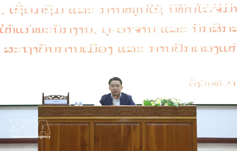 Assoc. Prof. Dr. Daosavan Kheuamixay, Deputy Secretary of the Party Committee and Vice President of the Lao National Academy of Politics and Administration, introduces content of the complete works of Ho Chi Minh at the conference (Photo: VNA)