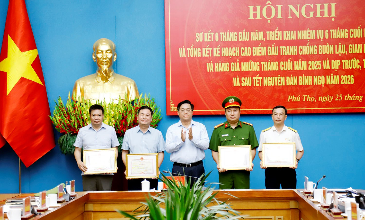Trao Bằng khen cho các tập thể có thành tích xuất sắc