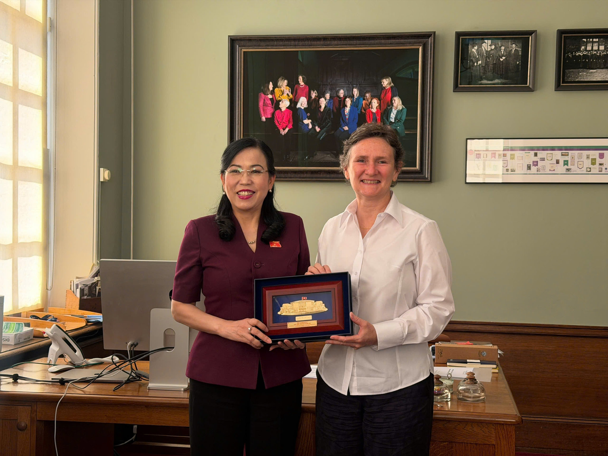 Trao quà lưu niệm tặng Phó Hiệu trưởng Đại học Oxford
