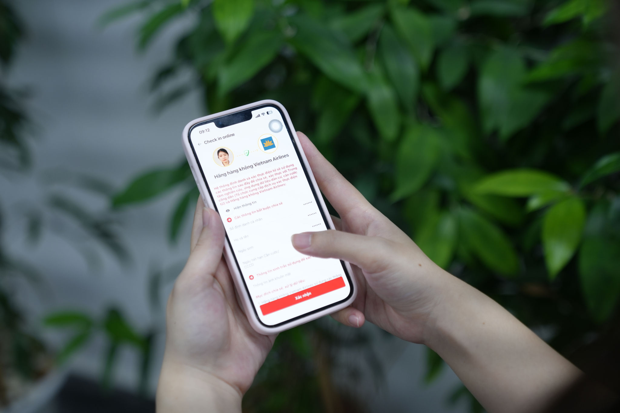 2. Các hãng khuyến khích hành khách làm thủ tục trực tuyến trong vòng 24 giờ trước giờ khởi hành qua website, ứng dụng di động Vietnam Airlines, VNeID, tổng đài hoặc hệ thống check-in tự động tại sân bay