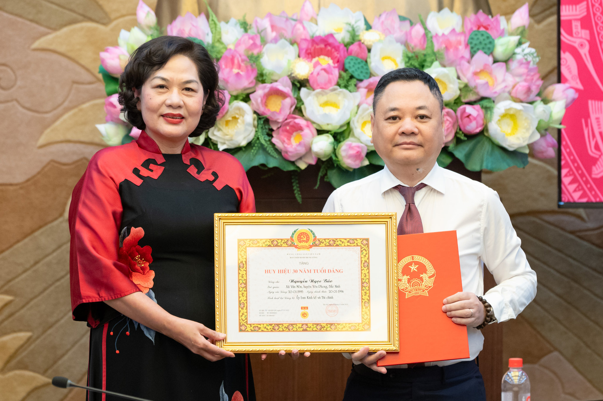 Phó Chủ tịch Quốc hội Nguyễn Thị Hồng trao Huy hiệu 30 năm tuổi Đảng