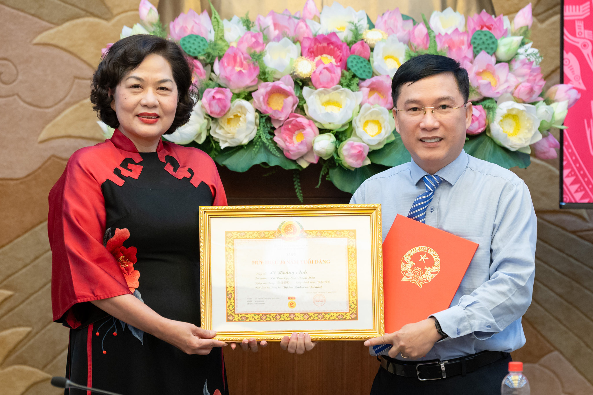 Phó Chủ tịch Quốc hội Nguyễn Thị Hồng trao Huy hiệu 30 năm tuổi Đảng