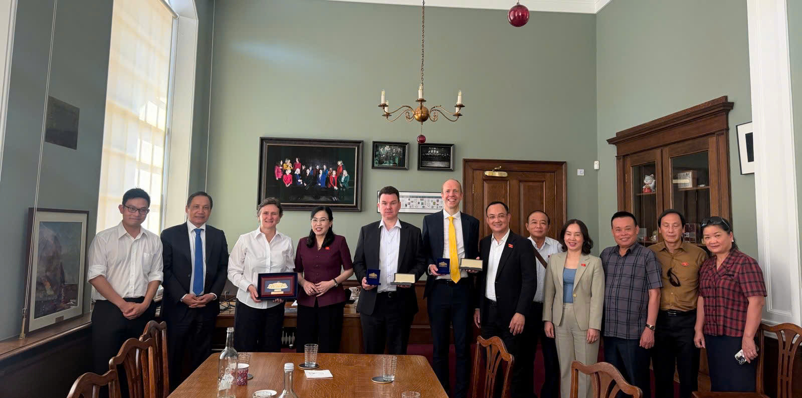Doan cong tac lam viec voi DH Oxford - Anh