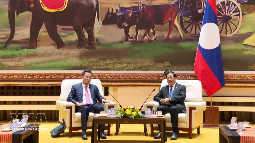 Lao PM Sonexay Siphandone (right) receives Vietnamese Auditor General Nguyen Huu Nghia in Vientiane on June 25, 2026. (Photo: VNA)