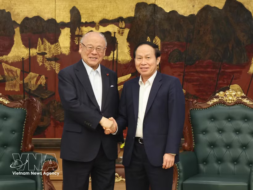Deputy Prime Minister Le Tien Chau (R) receives Special Advisor to the Japan-Vietnam Parliamentary Friendship Alliance Takebe Tsutomu in Hanoi on June 26 (Photo: VNA)