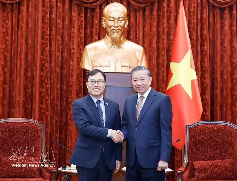 General Secretary of the Communist Party of Vietnam Central Committee and State President To Lam (right) and outgoing Korean Ambassador to Vietnam Choi Young-sam. (Photo: VNA)